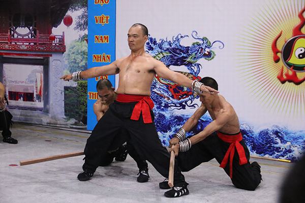 Các cao thủ Nam Huỳnh Đạo biễu diễn màn dùng thân người làm gãy cây gỗ