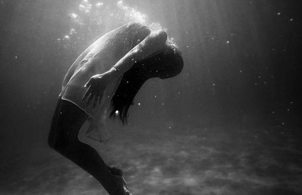 Mơ thấy có người rơi xuống nước sắp chết đuối nhưng bạn không cứu họ